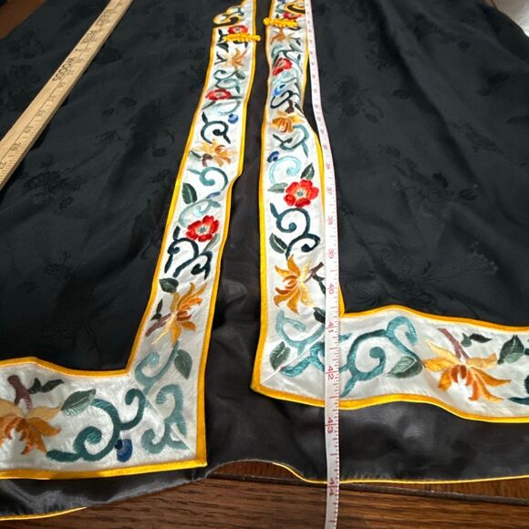 Vintage Jade Lantern Black Silk Embroidered Chinese Robe Duster Coat Floral Trim - Picture 15 of 16